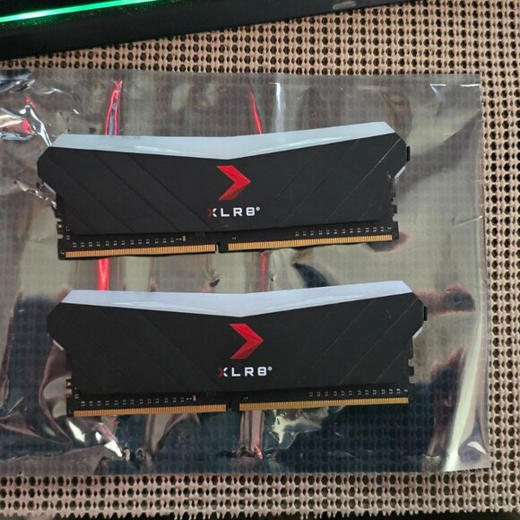 16GB (2x8GB) PNY XLR8 RGB DDR4 3200 PC4-25600 - Picture 2 of 3